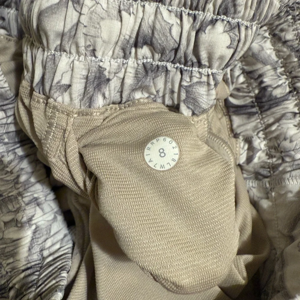 Lululemon Hotty Hot II Ditsy Daisy 2.5” Inseam Shorts 8